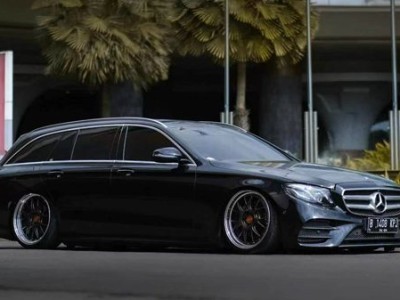 Dreamy Mercedes-Benz S213 stancenation flying at low altitude