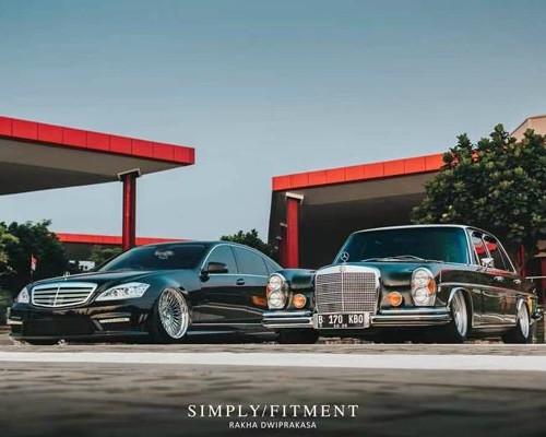 “Charm show” of Mercedes Benz S stance nation low lying style