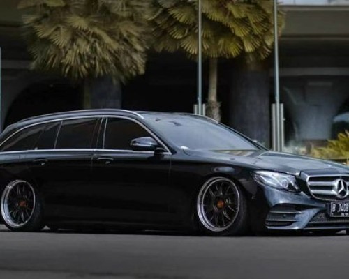 Dreamy Mercedes-Benz S213 stancenation flying at low altitude